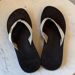 Reef Women's Black and Cream Cushion Sandals